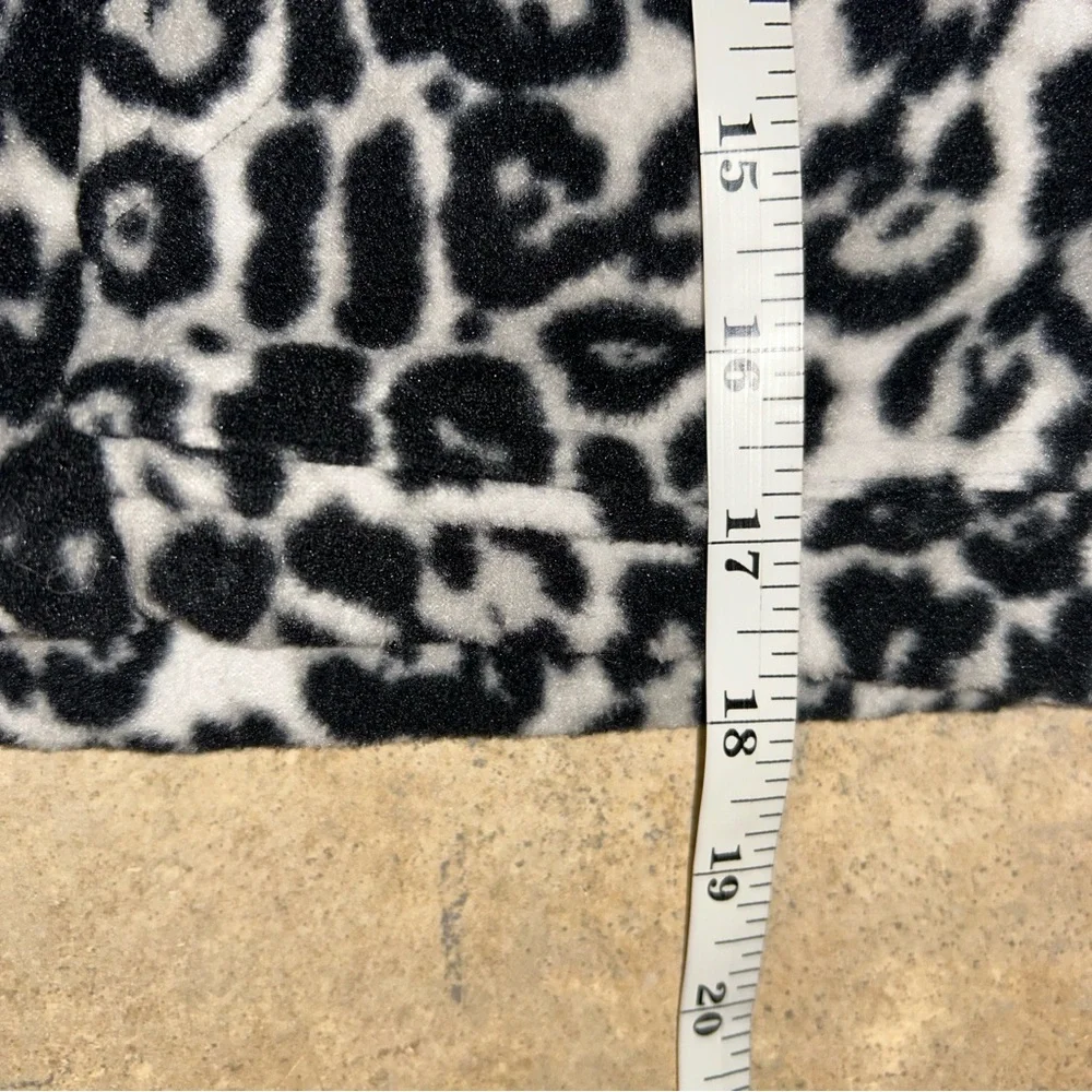 Aritzia TNA 1/4 zip fleece - black white snow leopard cropped athleisure
